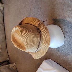 Goldcoast duo AMAZING FEDORA TYPE small tag gorgeous 😍 💖 safe from sun 🌞